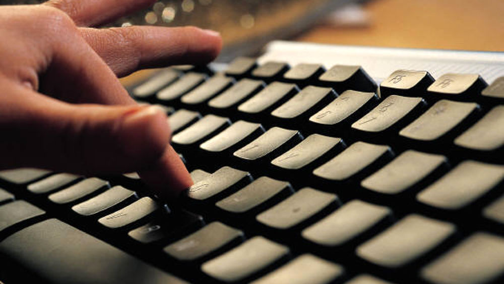 Immagine grafica di mano che si appoggia sulla tastieradi un computer