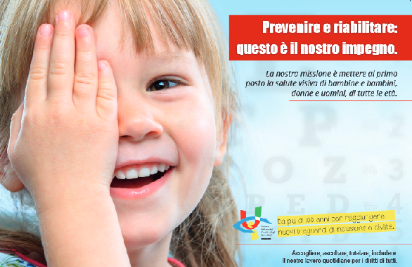Immagine grafica di bambina sorridente che si copre un occhio con una mano con scritta Prevenire e riabilitare: questo è il nostro impegnoe logo UICI